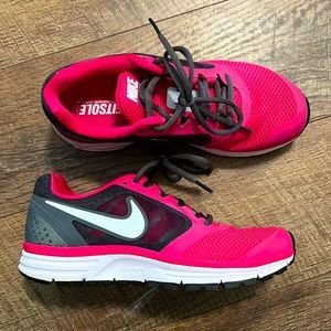 Nike Women’s Zoom Vomero 8, Pink, size 7.5